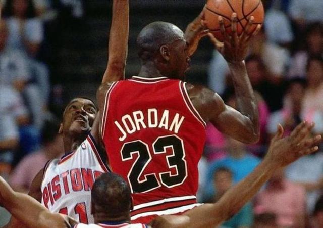 尼克斯横扫公牛，詹姆斯关键制胜