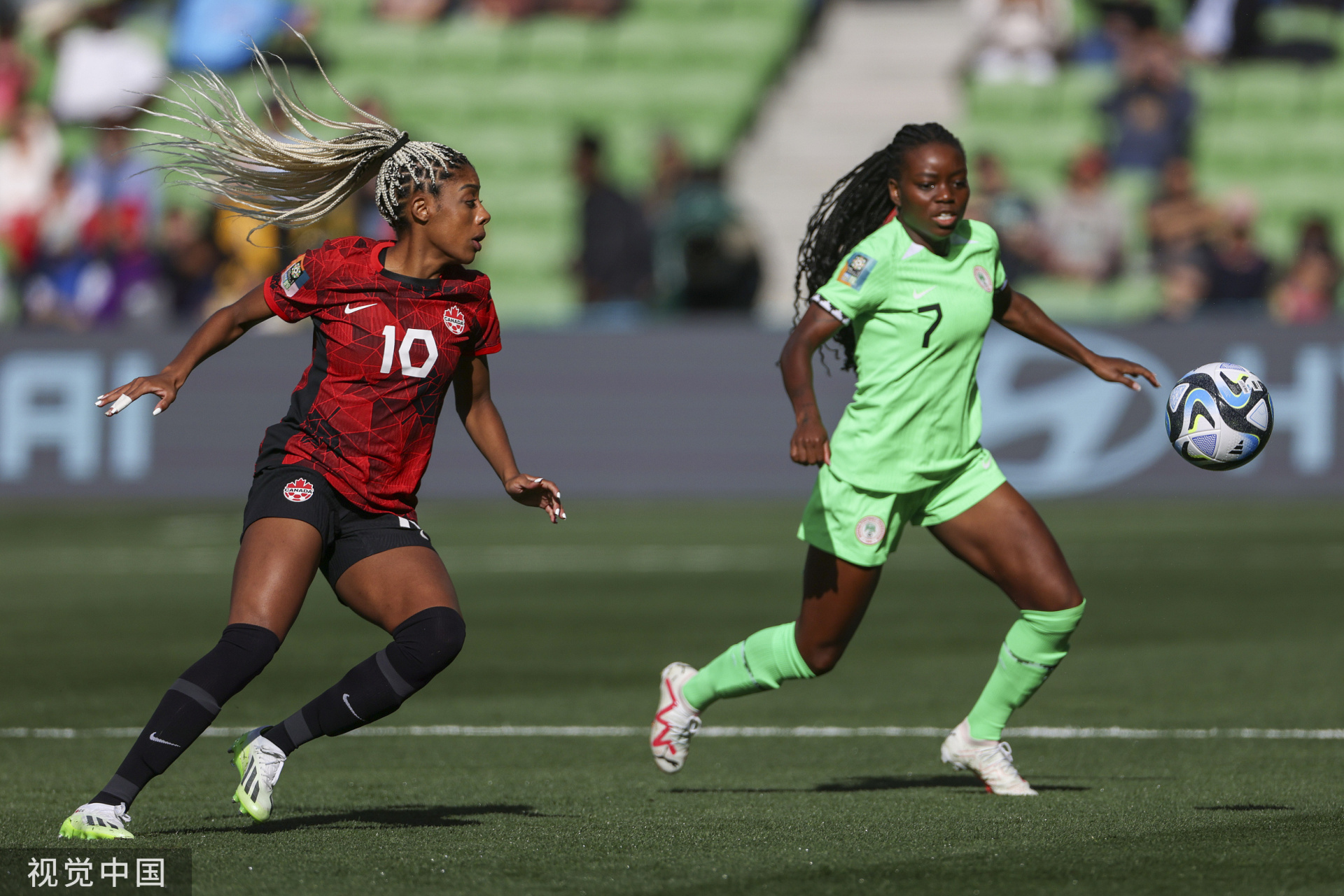 加拿大女足比赛引发热闹场面 加拿大女足比赛引发热闹场面