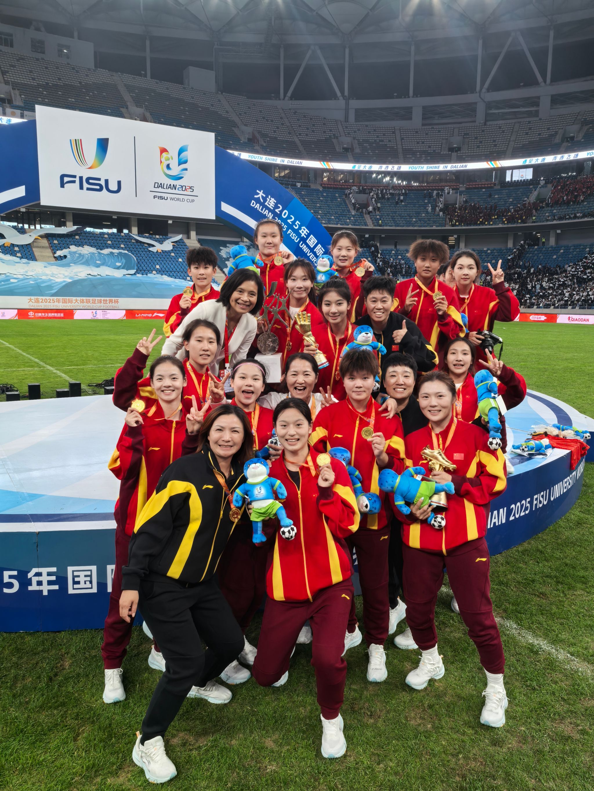 世界女足杯比赛紧张激烈,球员们全力以赴 世界女足杯比赛紧张激烈,球员们全力以赴