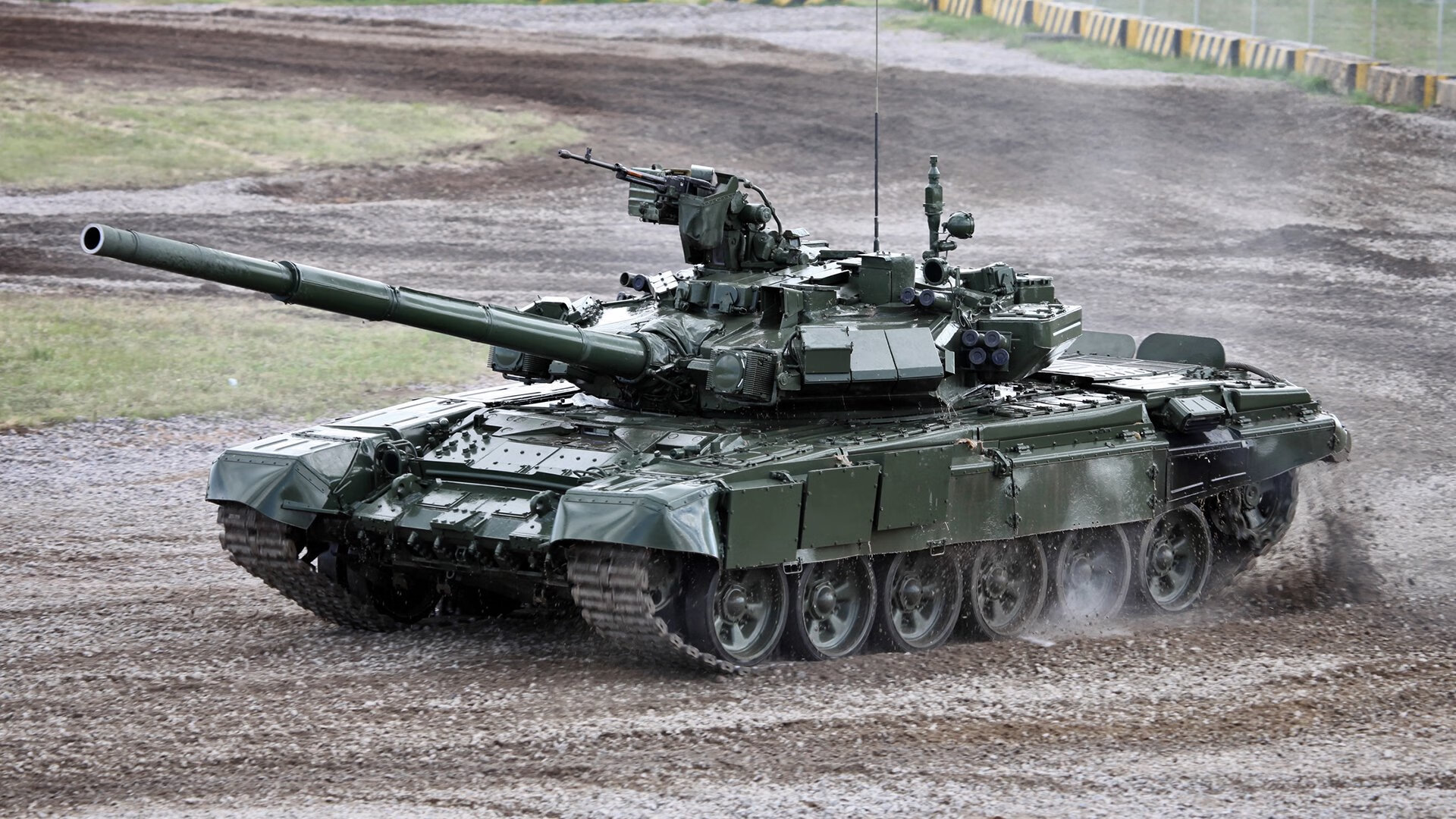 技惊四座!红牛二队四车冲线诺里斯登顶,联手包揽领奖台