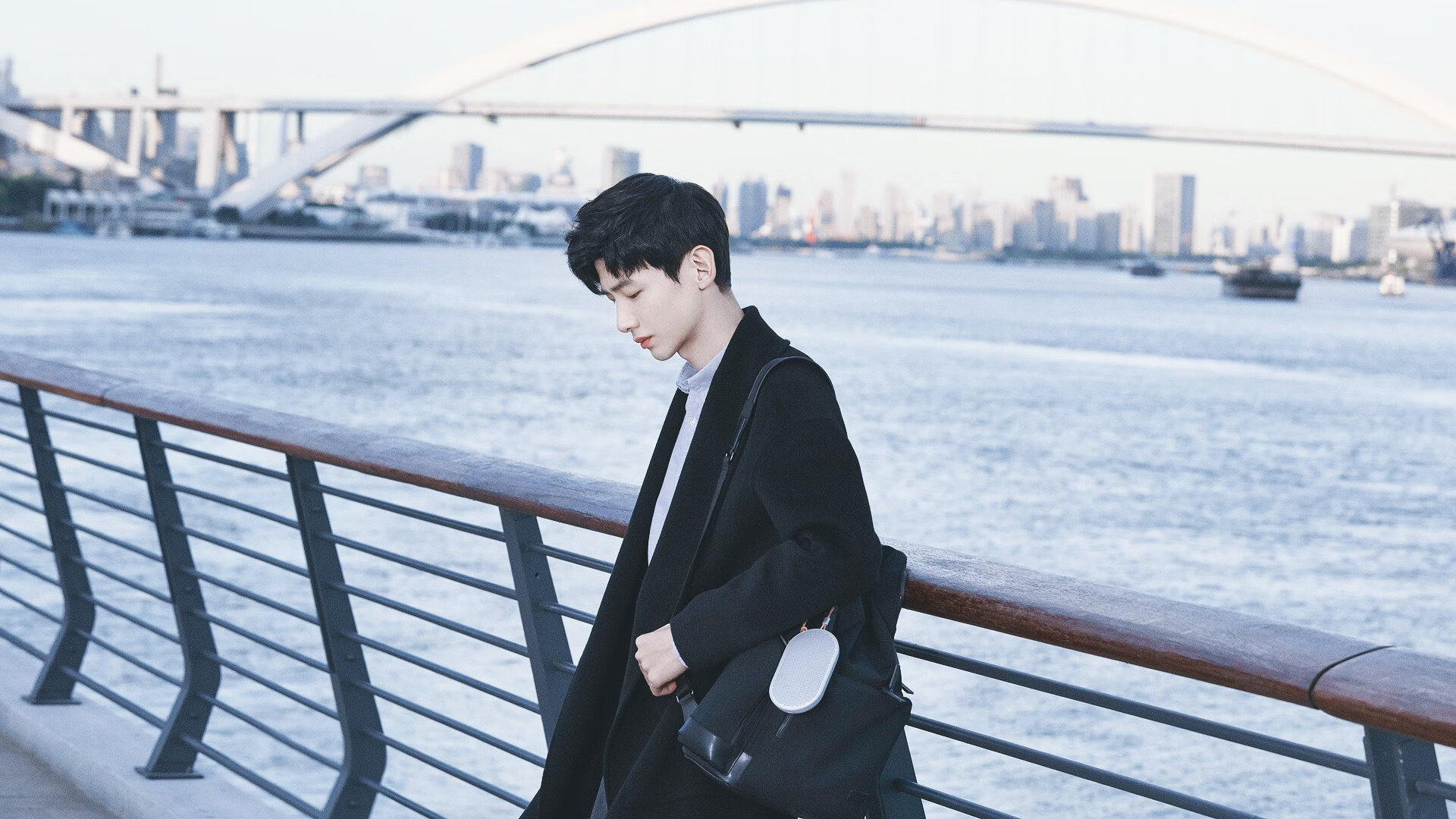 十字路口，当F1揭幕战的车灯光照亮球场时，格林完成了救赎